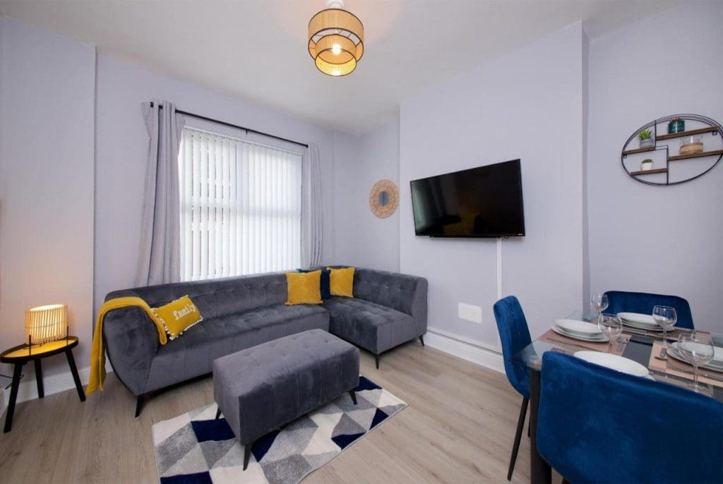 4 Bedroom (6 beds), 2 Bathroom House – Liverpool