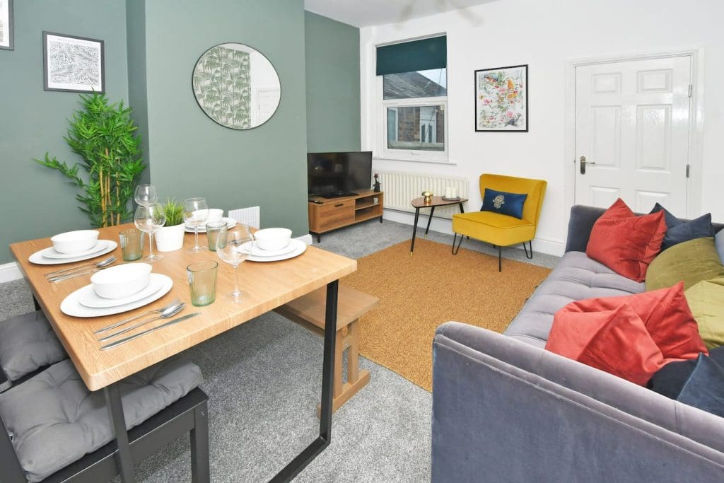 3 Bedroom (5 Beds), 2 Bathroom House – Stoke-on-Trent, Staffordshire, UK