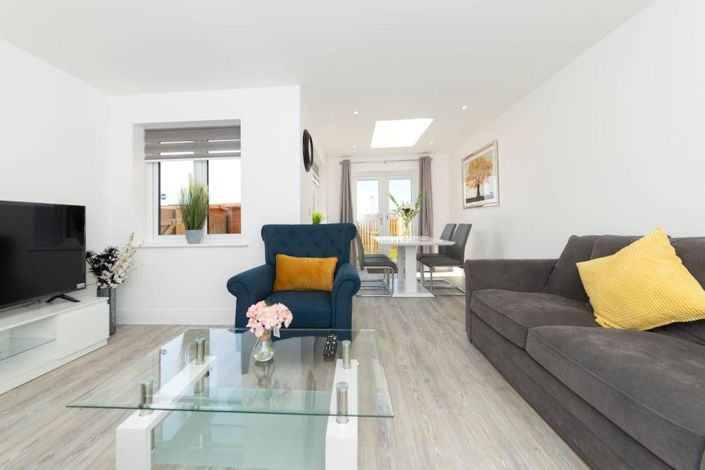 3 Bedroom (6 Beds), 3 Bathroom House – Bracknell, Berkshire, UK