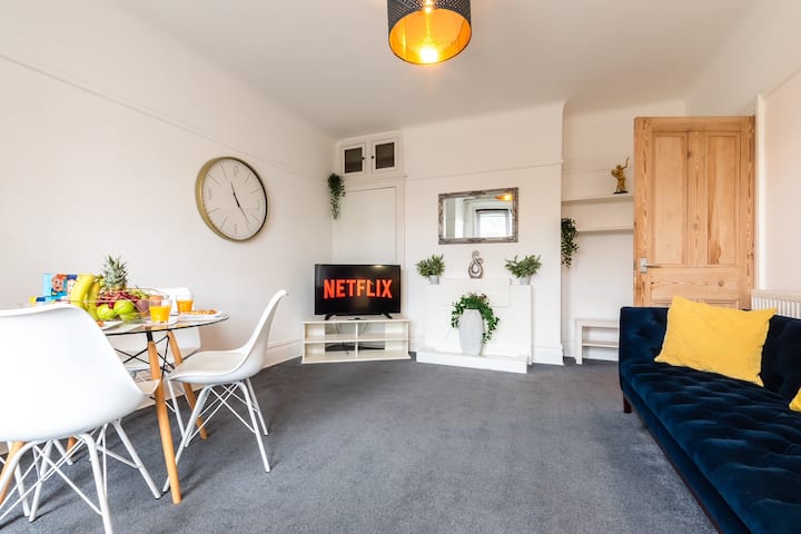 3 Bedroom (5 Beds), 1 Bath – Bournemouth, Dorset, England, UK