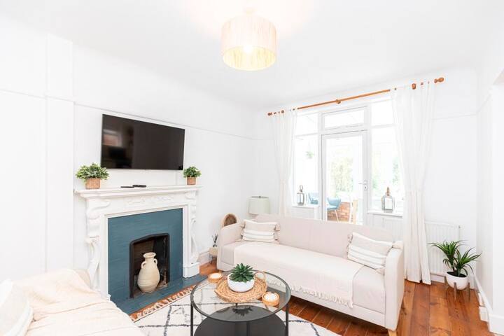 4 Bedroom (6 Beds), 2.5 Bath – Christchurch, Dorset, England, UK