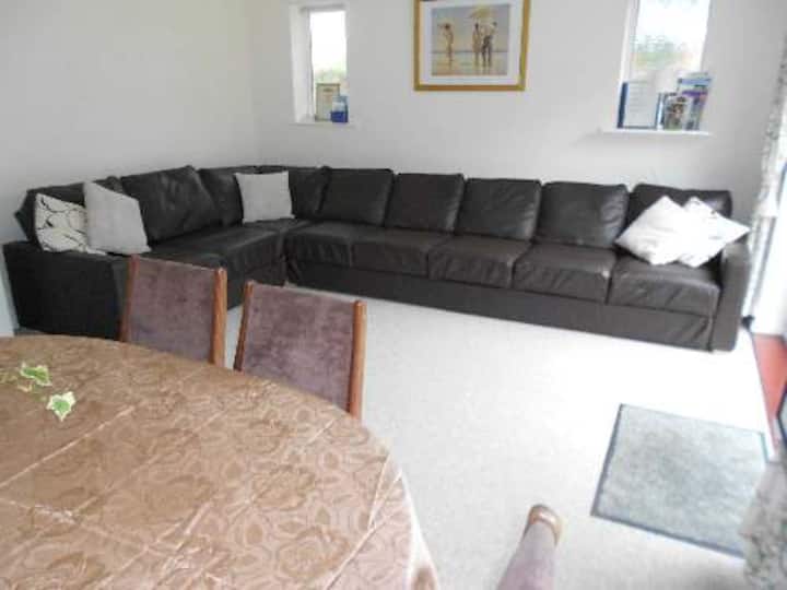 3 Bedroom (6 Beds), 1.5 Bath – Christchurch, Dorset, England, UK