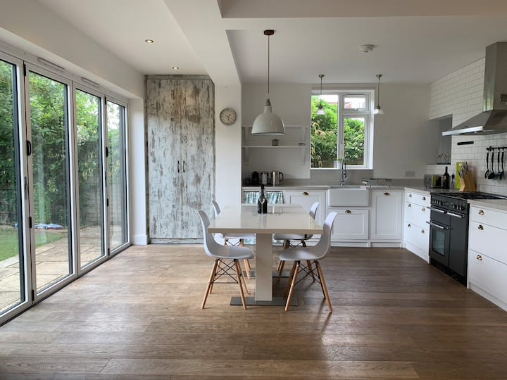 4 Bedroom (6 Beds), 2 Bath – Bournemouth, Dorset, England, UK