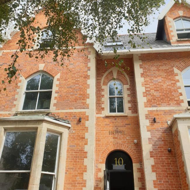 4 Bedrooms (4 Beds), 1 Bath – Cardiff,  South Glamorgan, Wales, UK