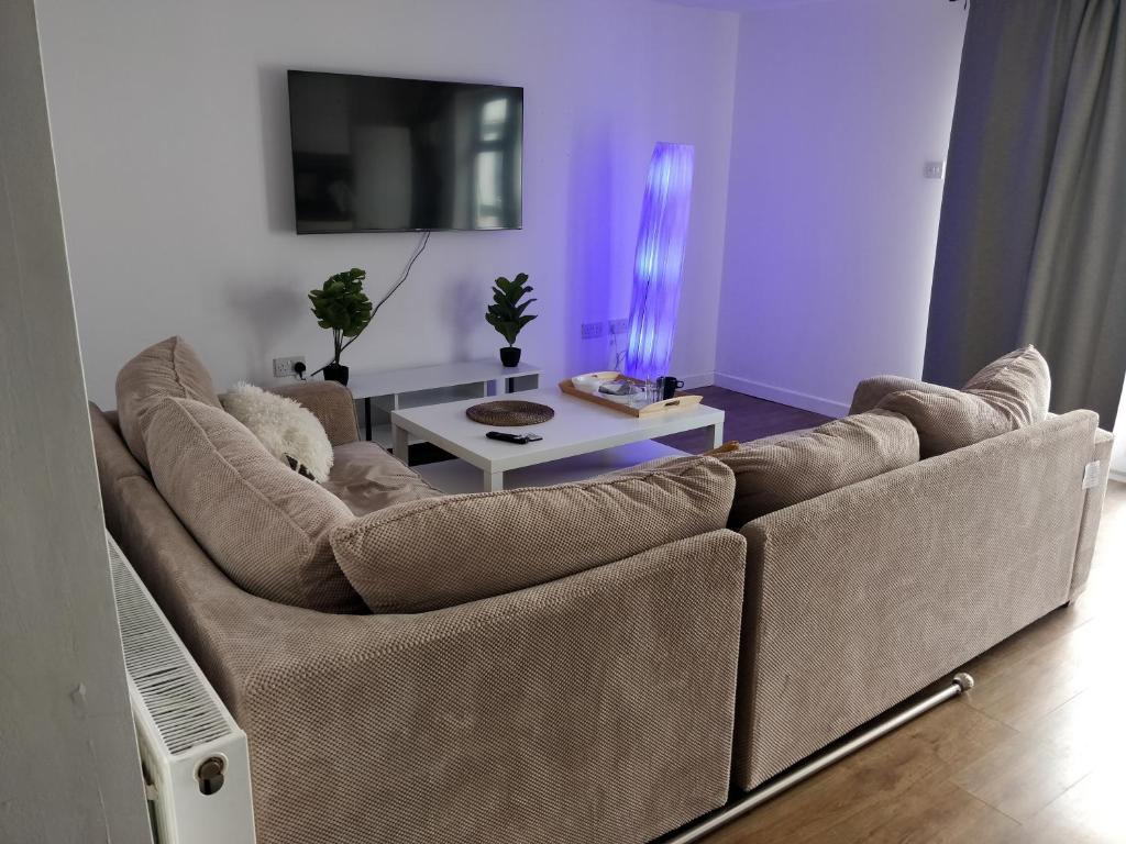 2 Bedrooms (2 Beds), 2 Bath – Cardiff,  South Glamorgan, Wales, UK