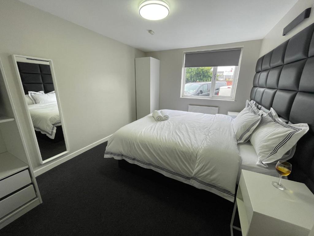 12 Bedrooms (24 Beds), 2 Bath – Liverpool,  Merseyside, England, UK