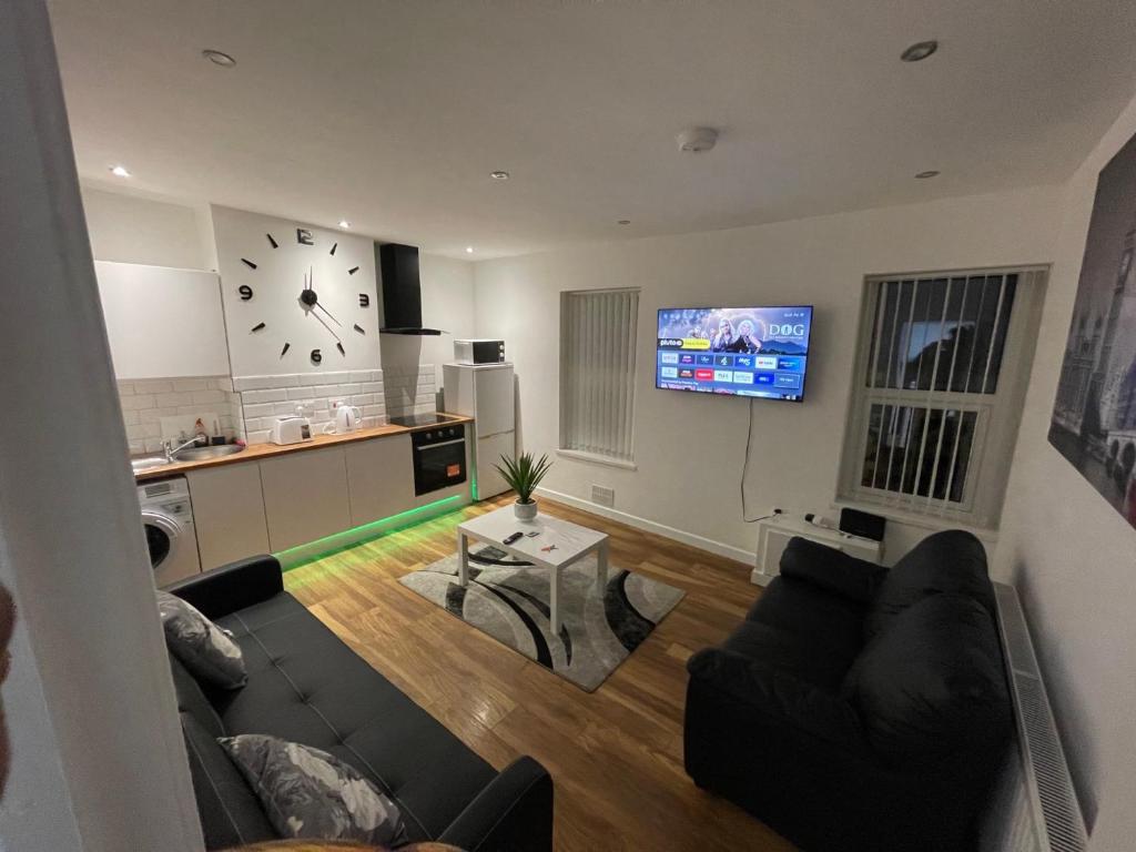 2 Bedrooms (2 Beds), 1 Bath – Cardiff,  South Glamorgan, Wales, UK