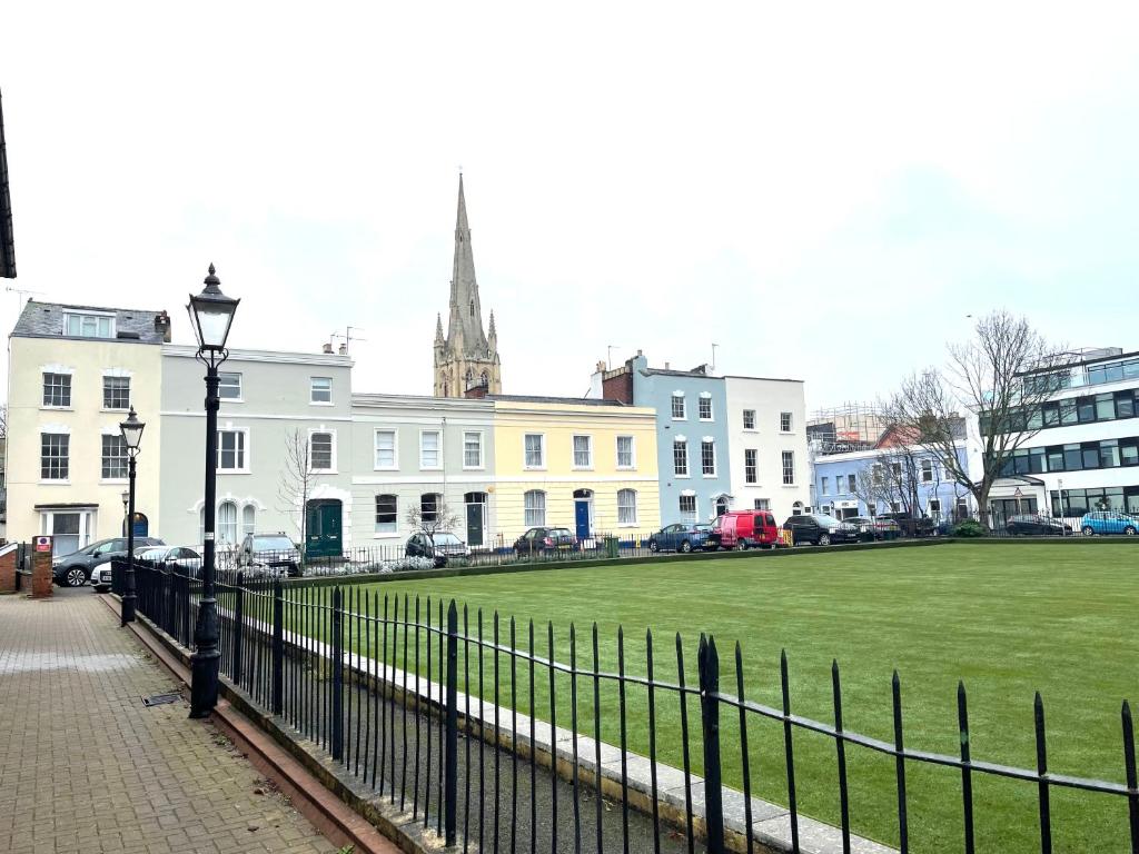 3 Bedrooms (3 Beds), 1 Bath – Cheltenham,  Gloucestershire, England, UK