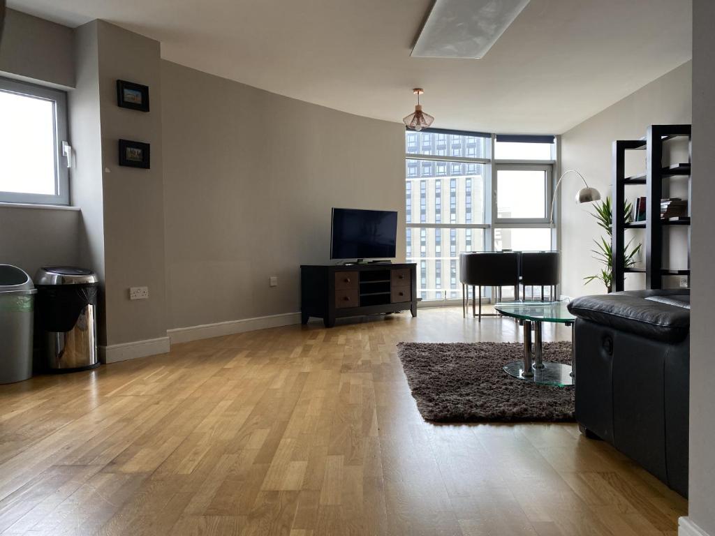 2 Bedrooms (3 Beds), 2 Bath – Cardiff,  South Glamorgan, Wales, UK