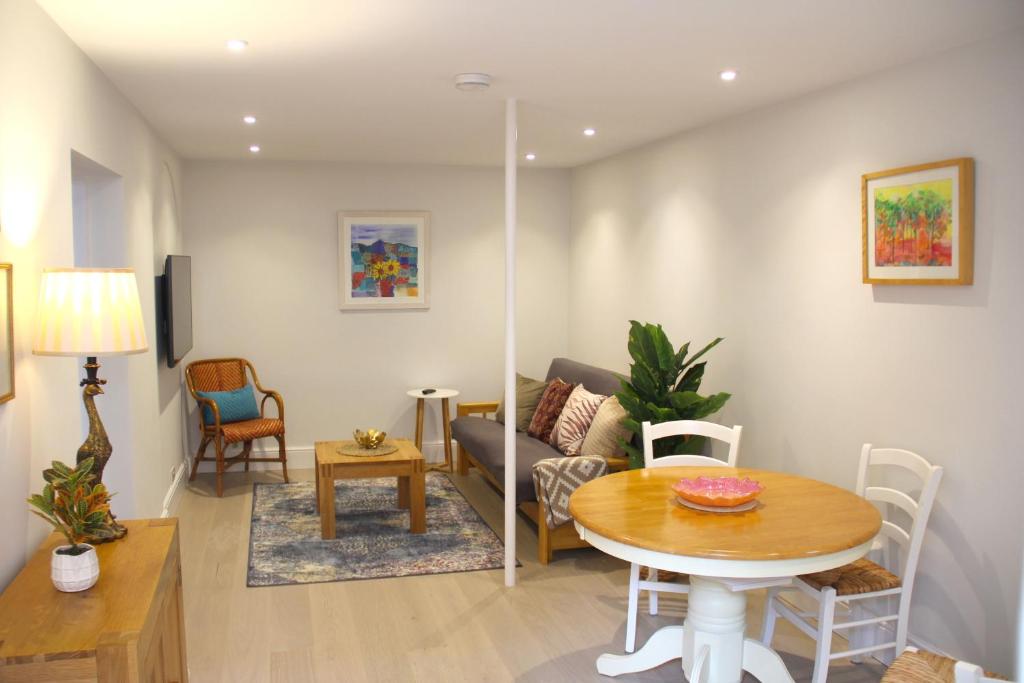 1 Bedrooms (1 Beds), 1 Bath – Cheltenham, Gloucestershire, England, UK