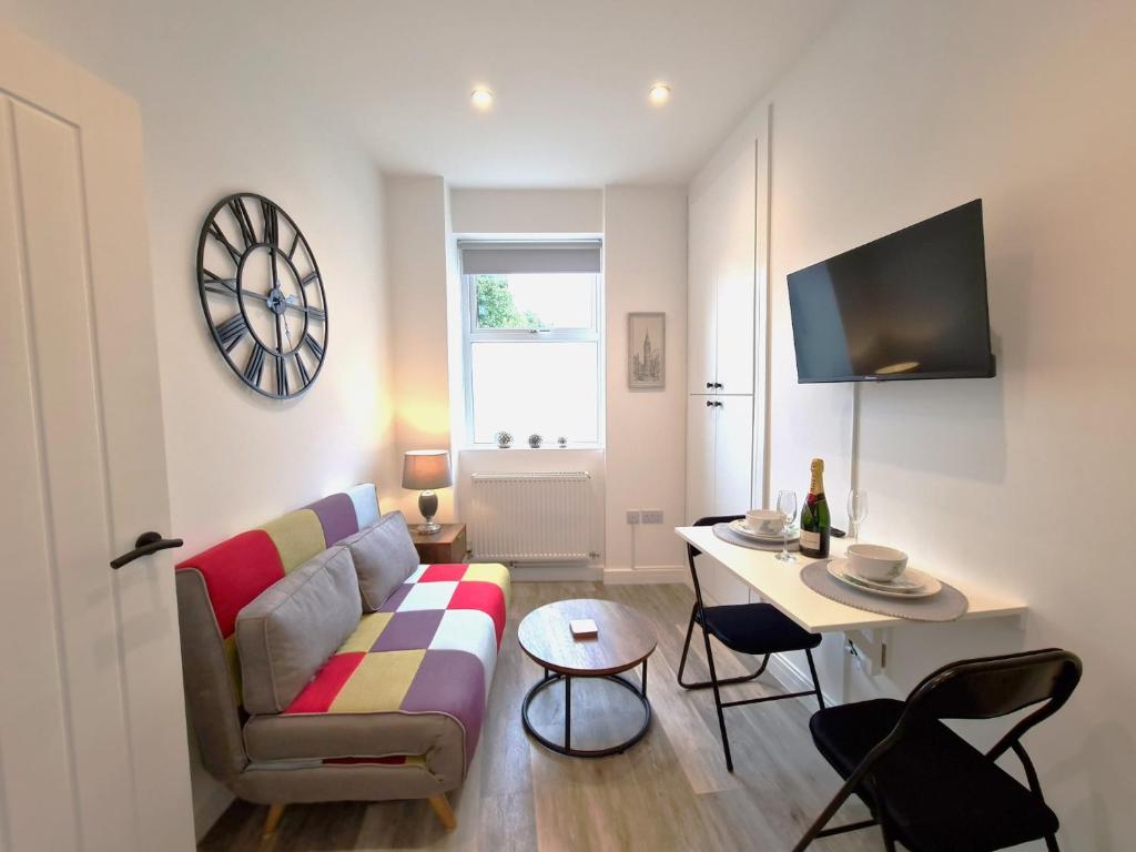 1 Bedrooms (1 Beds), 1 Bath – Cheltenham, Gloucestershire, England, UK