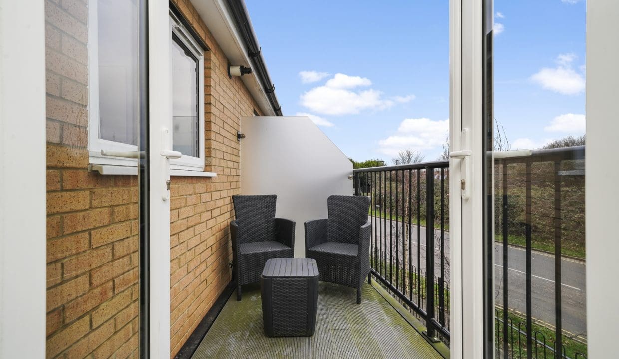 Heathrow Living 6 - Balcony 2