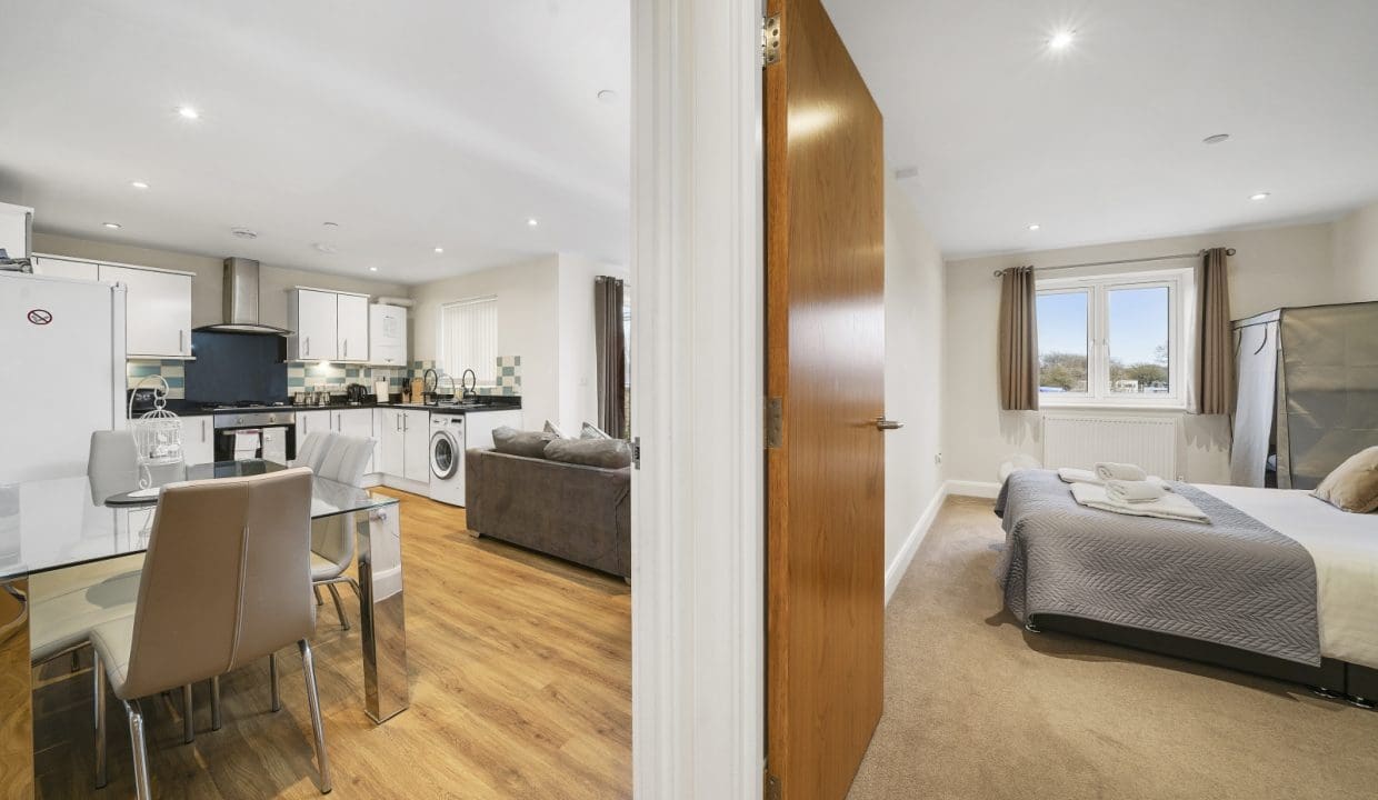 Heathrow Living 6 - Hallway