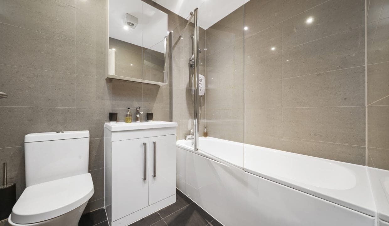 Heathrow Living 6 - Main Bathroom