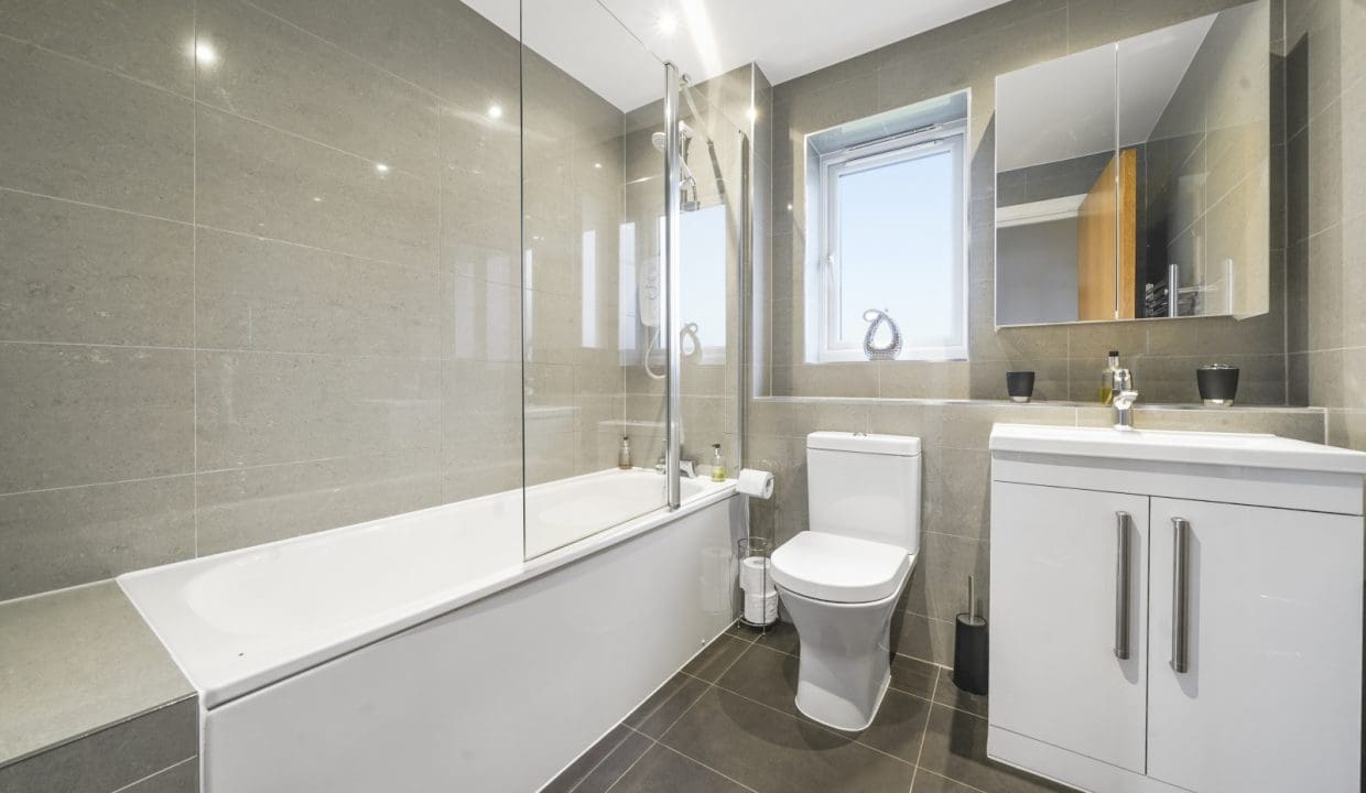 Heathrow Living 8 - Bathroom