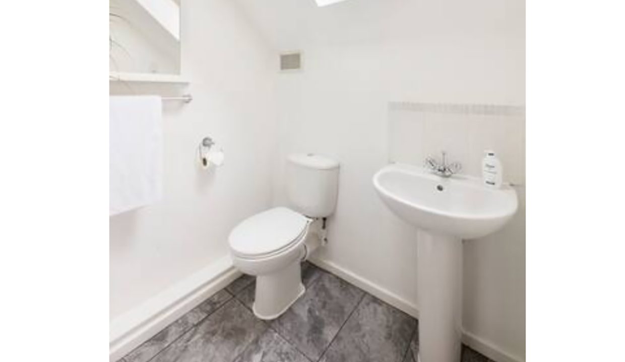 Woodcutter_Hartco_Accommodation_Walsall_Contractors_rental_bathroom_1