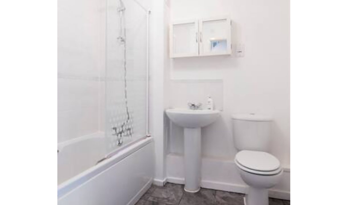 Woodcutter_Hartco_Accommodation_Walsall_Contractors_rental_bathroom_2