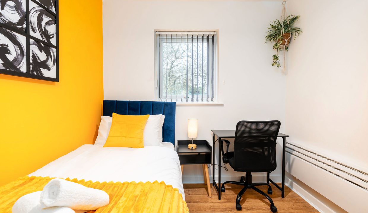 bedroom-workspace-desk-contractor-booking